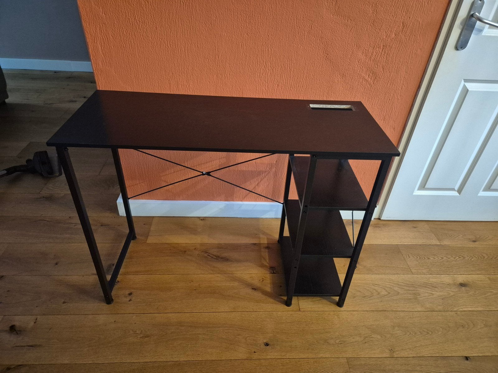 Compact bureau met kabeldoorvoer en opbergplanken, Ophalen, Zo goed als nieuw