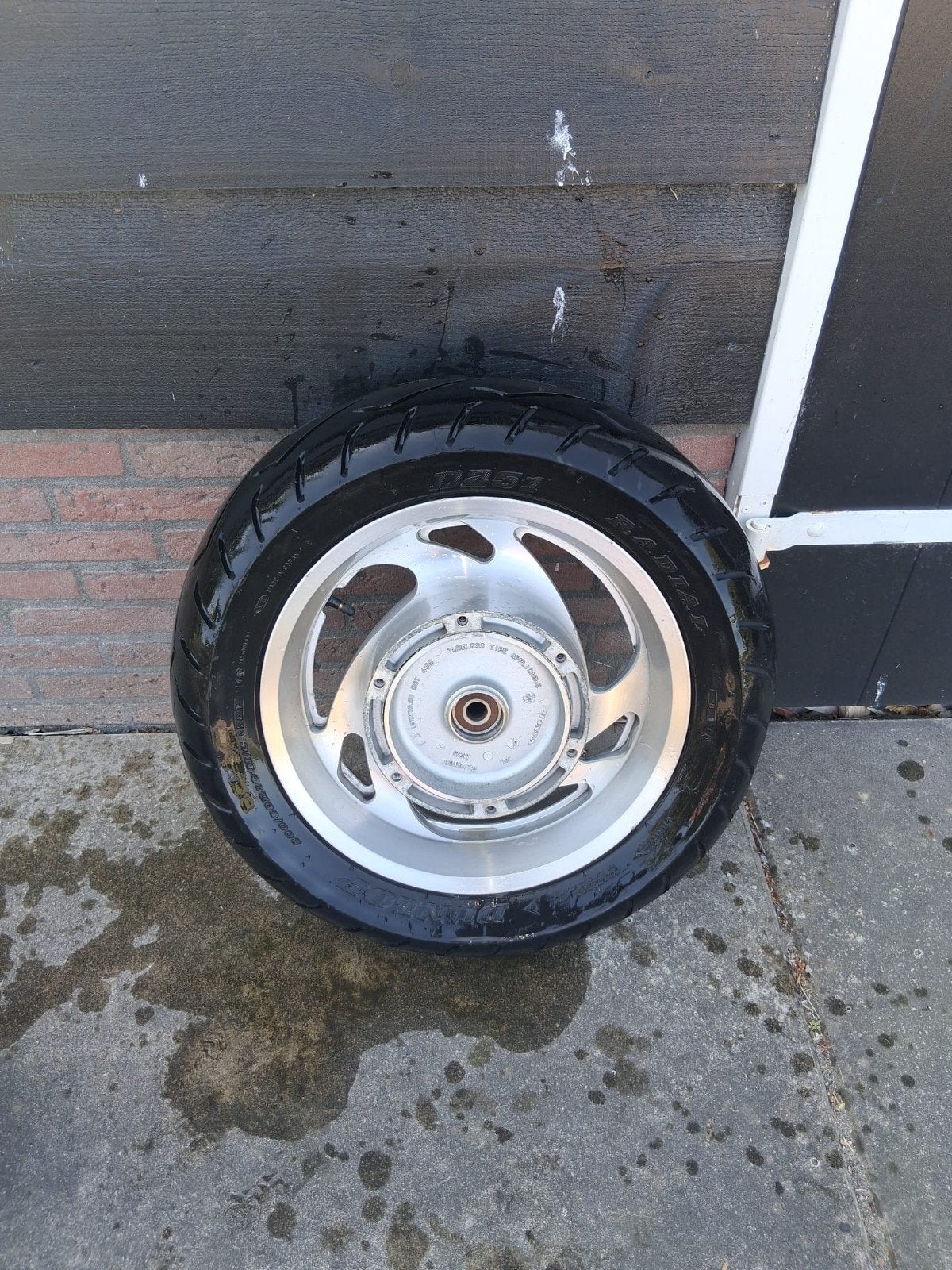Honda motorfiets achterwiel met Dunlop band, Ophalen