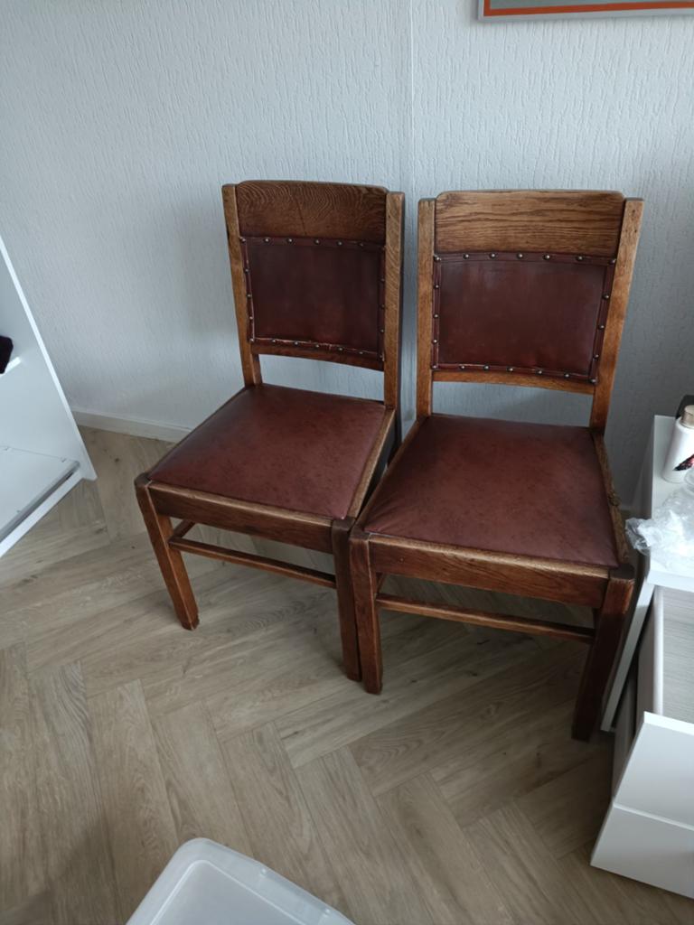 Twee antieke stoelen, Ophalen