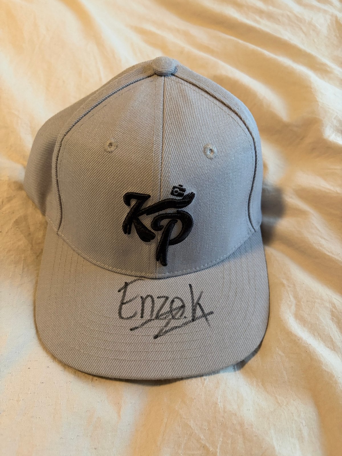 Enzo Knol Pet met Handtekening - Uniek Item!, Ophalen, Zo goed als nieuw, One size fits all, Pet