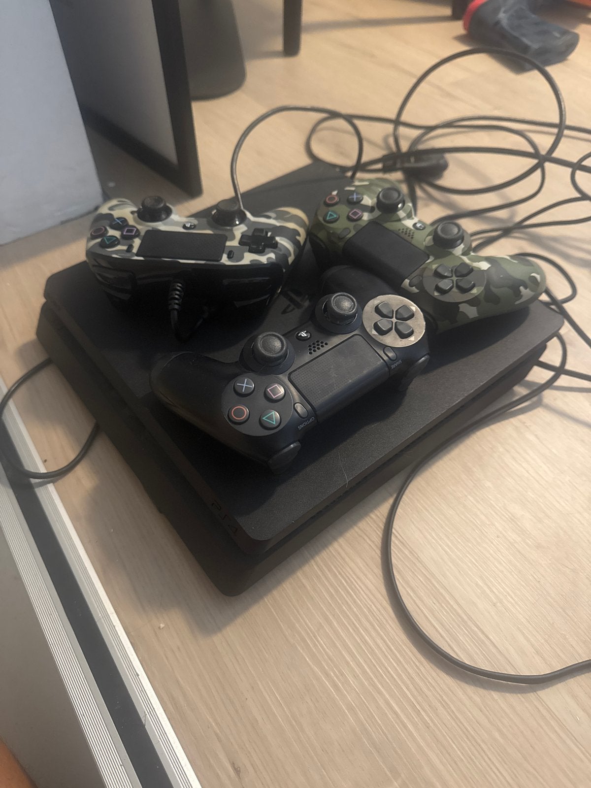 PlayStation 4 Slim 1TB met 3 controllers en 7 games, Ophalen of Verzenden, 1 TB, Met 3 controllers of meer, Slim
