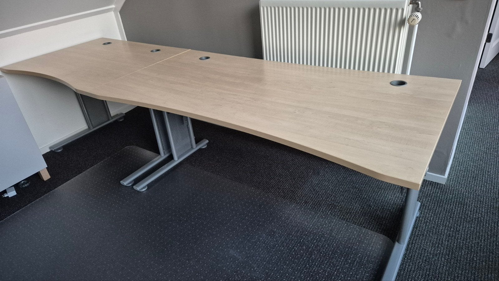 Ruim 2-delig bureau met kabeldoorvoer, Ophalen, Gebruikt, In hoogte verstelbaar, Hout