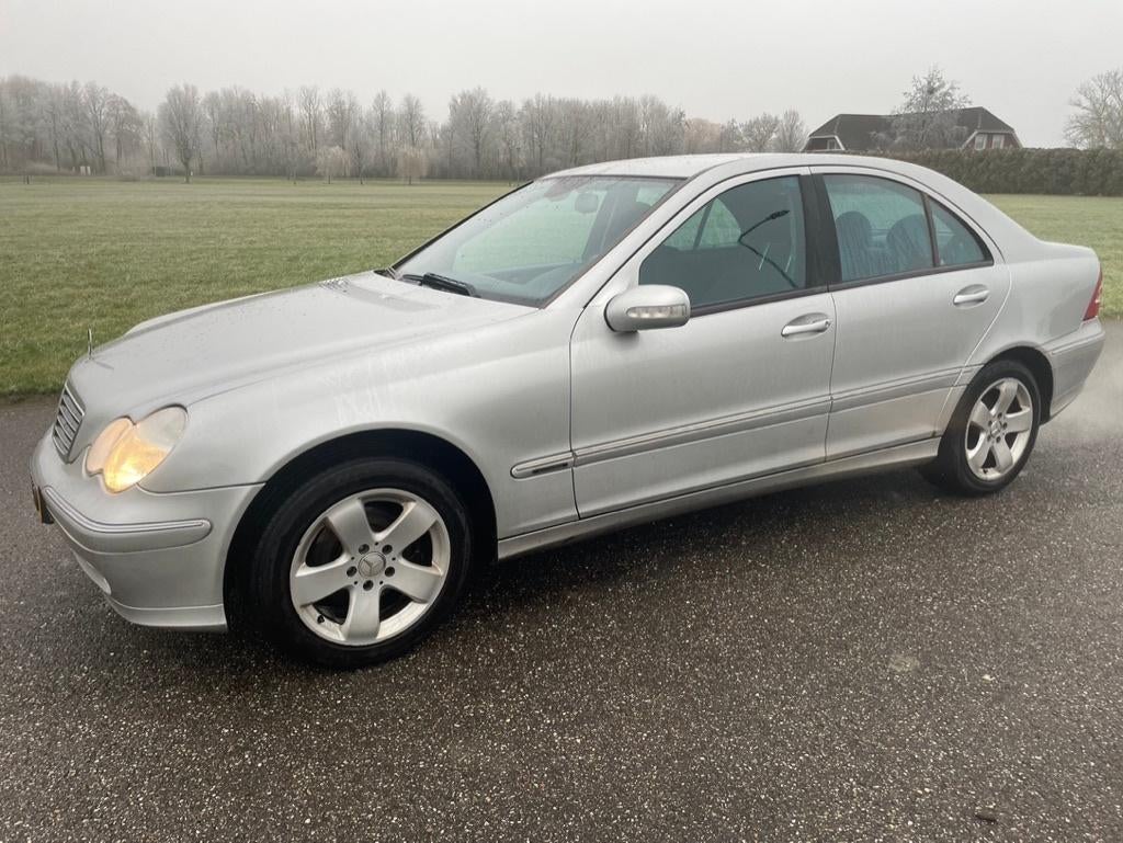 Mercedes C200 CDI Sedan 2003 Grijs 6bak om646 APK, Auto's, Mercedes-Benz, Zwart, 4 cilinders, 122 pk, Origineel Nederlands