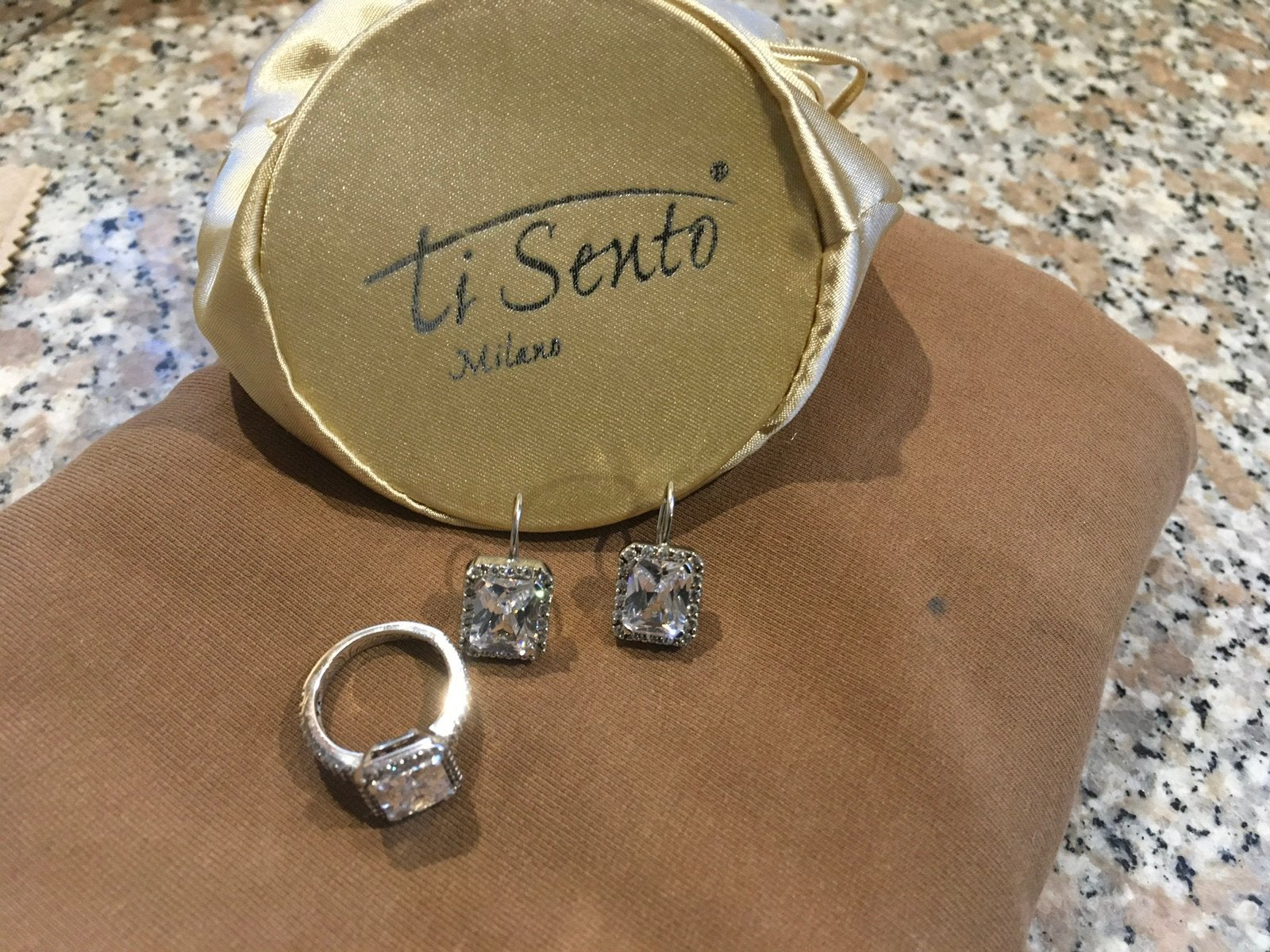 Te koop splinternieuwe oorbellen van Ti Sento, Sieraden, Tassen en Uiterlijk, Hangers, Met kristal, Nieuw, Ophalen of Verzenden