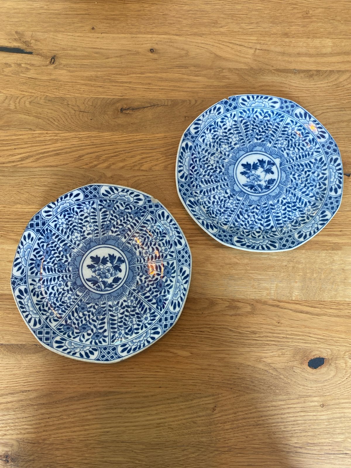 Twee antieke Chinese borden met blauw-wit decor, Antiek en Kunst, Ophalen