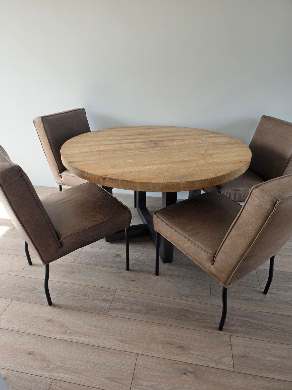 Mangohouten eettafel (130 cm) met 4 leren stoelen, Huis en Inrichting, Tafels | Eettafels, Overige materialen, Rond, Ophalen of Verzenden