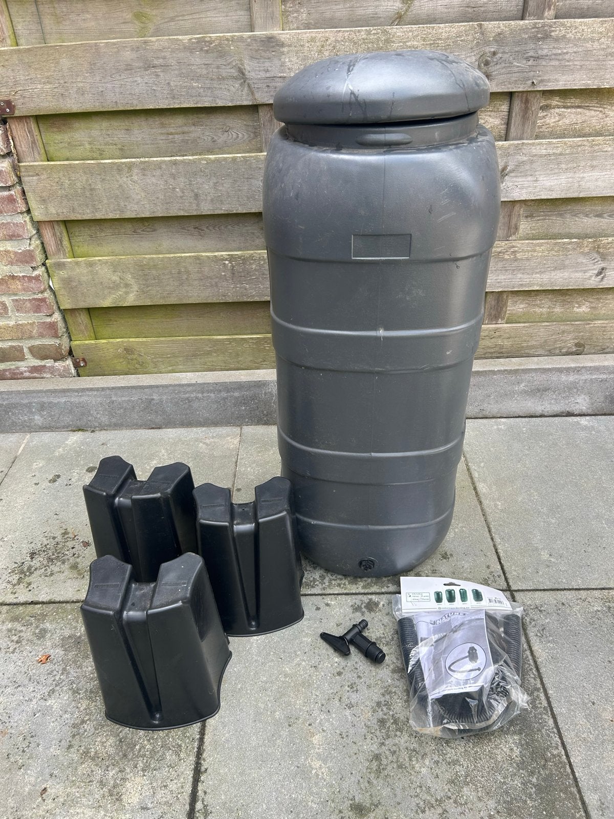 Regenton met standaard, kraan en slang - Gebruikt, Tuin en Terras, Regentonnen, Ophalen, Kunststof, Gebruikt, Met kraantje