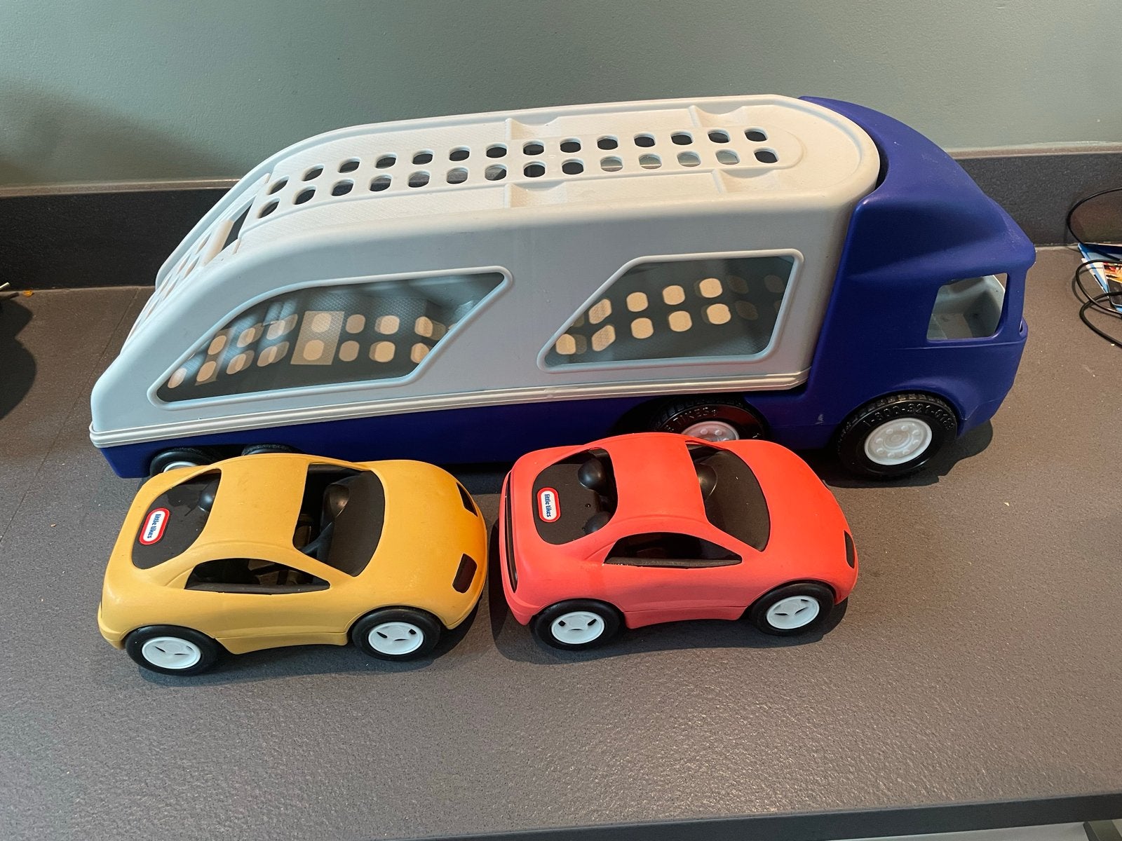 Little Tikes Vrachtwagen met 2 Auto's - Autotransporter, Kinderen en Baby's, Speelgoed | Speelgoedvoertuigen, Gebruikt, Ophalen of Verzenden