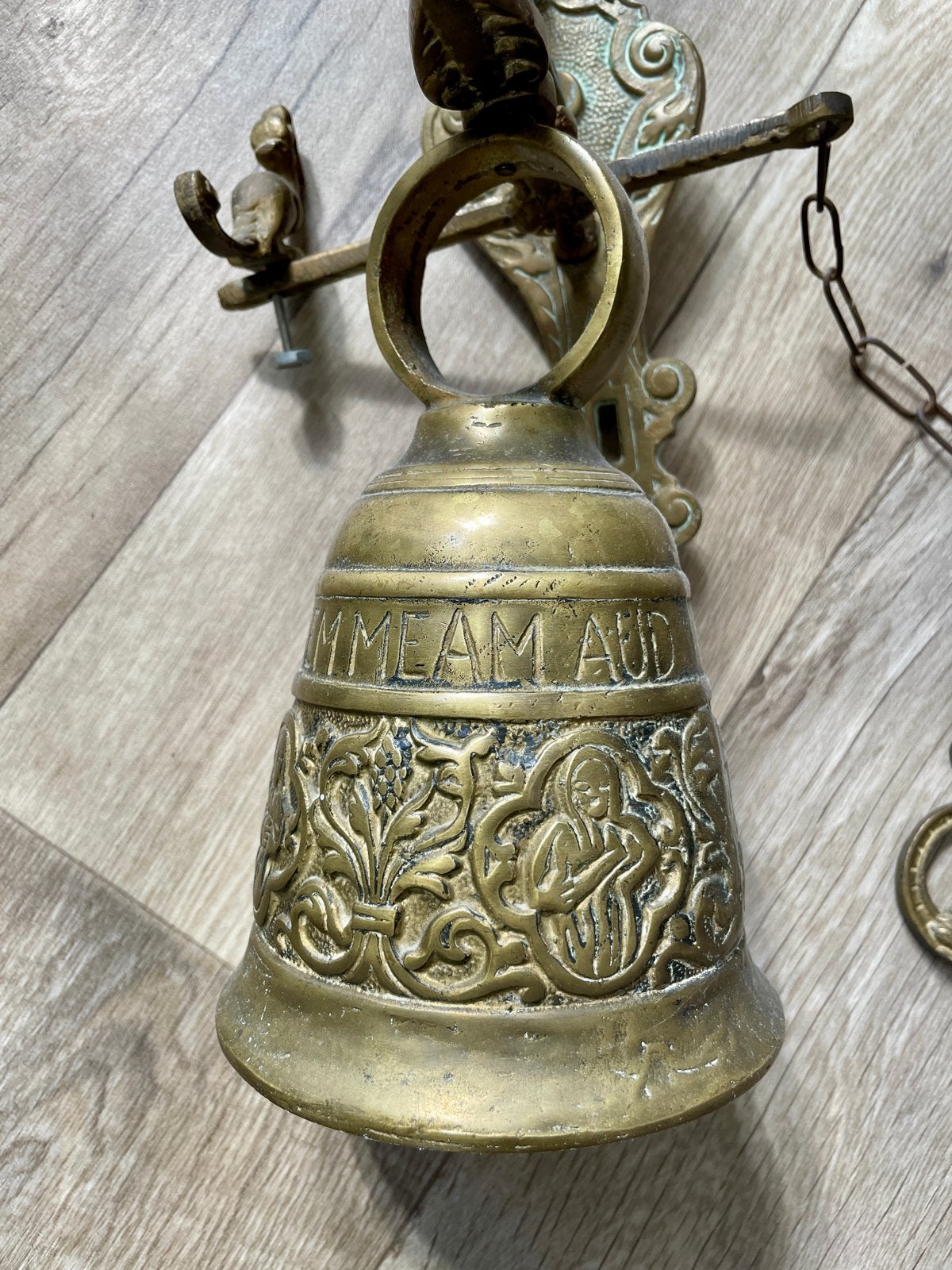 Antieke bronzen deurbel met sierlijke wandbevestiging, Ophalen of Verzenden, Brons