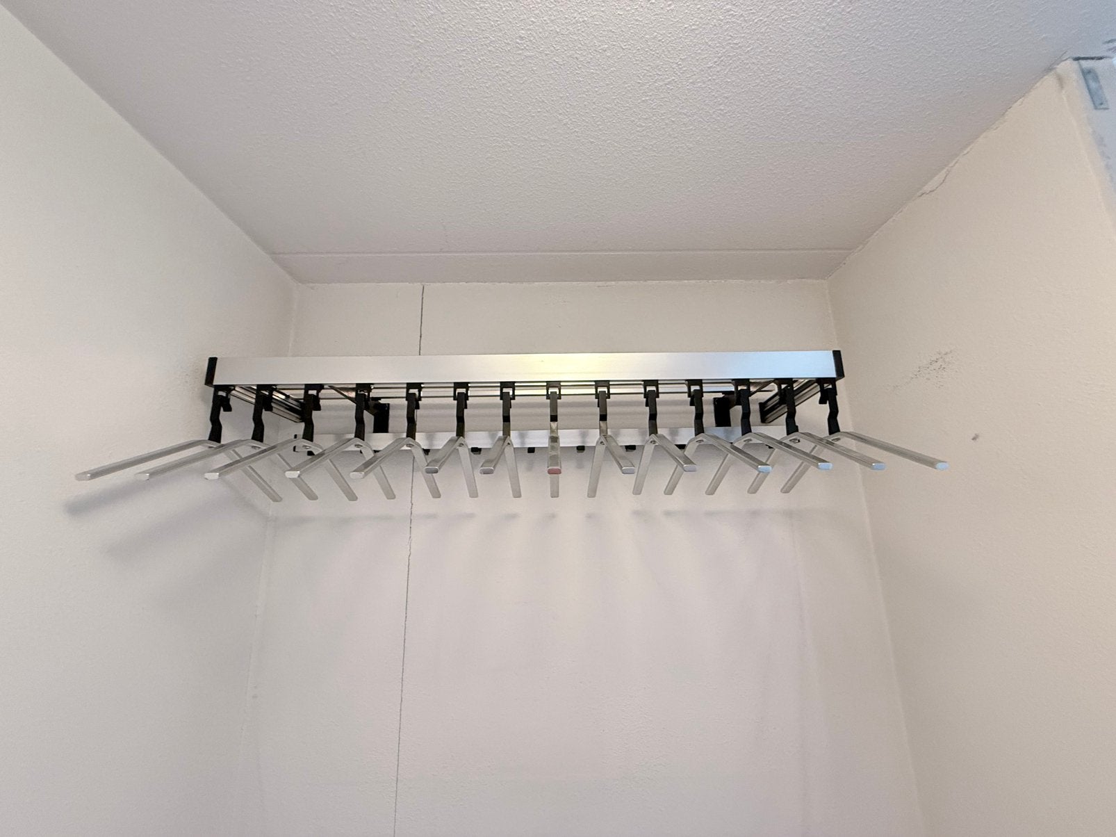 Te koop: Degelijke aluminium kapstok, Huis en Inrichting, Woonaccessoires | Kapstokken, 100 tot 150 cm, Zo goed als nieuw, Metaal