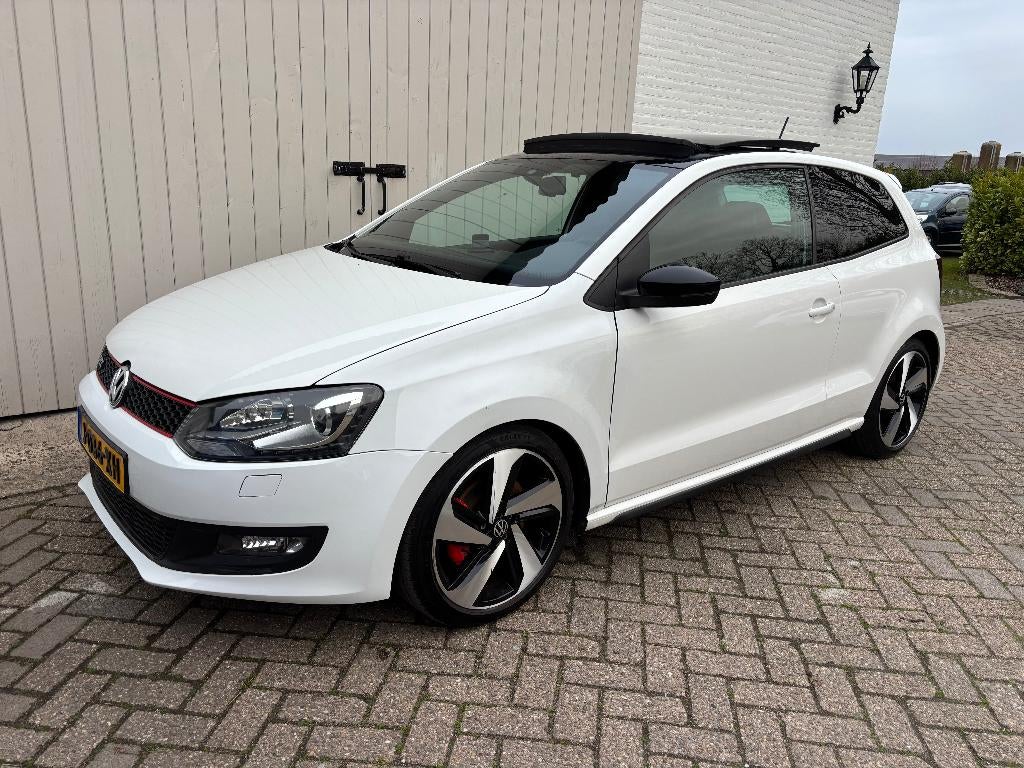 Volkswagen Polo 1.4 TSI GTi 180pk DSG-6 Open dak  2012 👌, Auto's, Volkswagen, 1169 kg, Zwart, 4 cilinders, Wit