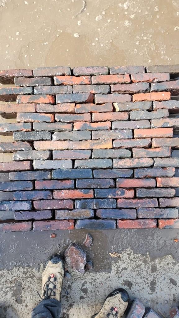 Unieke kleur oud gebakken waaltjes blauw paars rood, Gebruikt, Keramiek, Klinkers, DeStenenMan