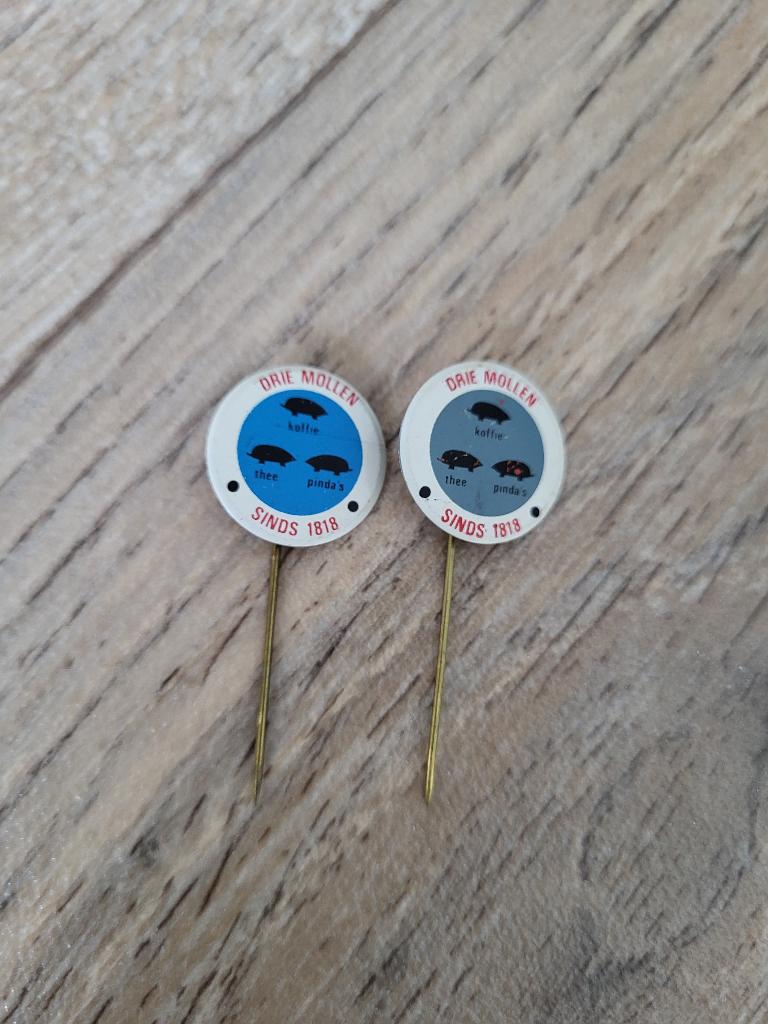 2x Pins Speldjes 3 Mollen Koffie Thee Pinda's Den Bosch, Ophalen of Verzenden, Zo goed als nieuw