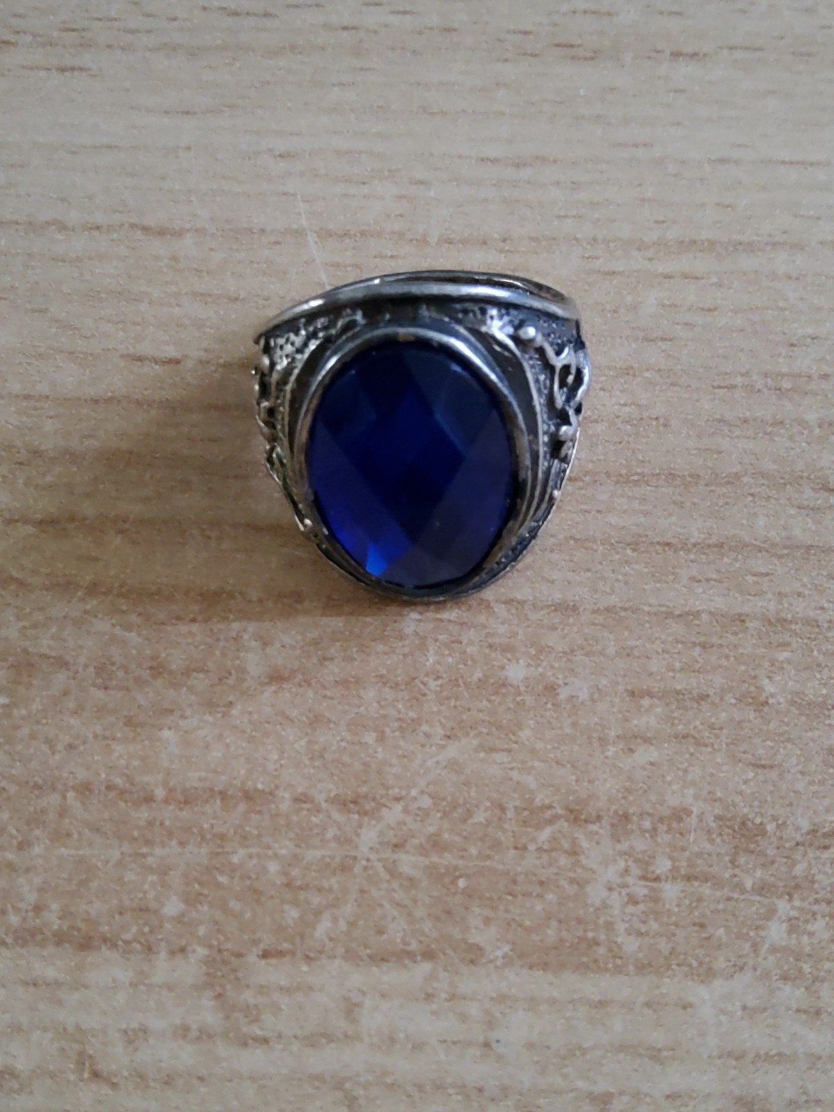 Blauwe ring zilverkleurige band, Sieraden, Tassen en Uiterlijk, Overige materialen, Gebruikt, Blauw, 19 tot 20