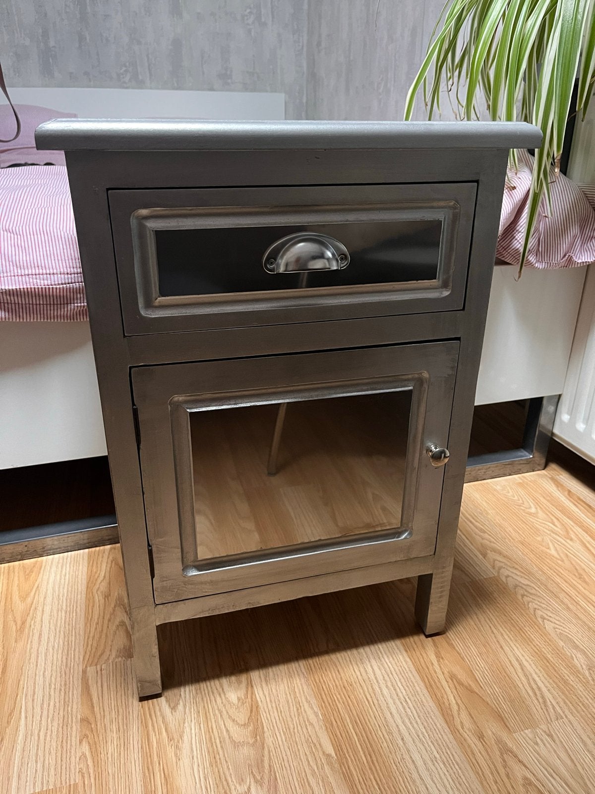 Nachtkastje met lade en deurtje - Grijs/zilver, Minder dan 45 cm, Zo goed als nieuw, Hout, 55 tot 70 cm