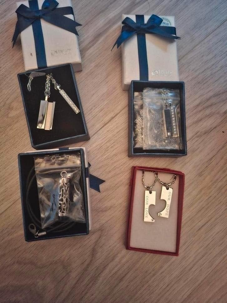 Nieuwe kettingen en hanger in kado doosje partij, Overige materialen, Overige voorstellingen, Nieuw, Ophalen of Verzenden