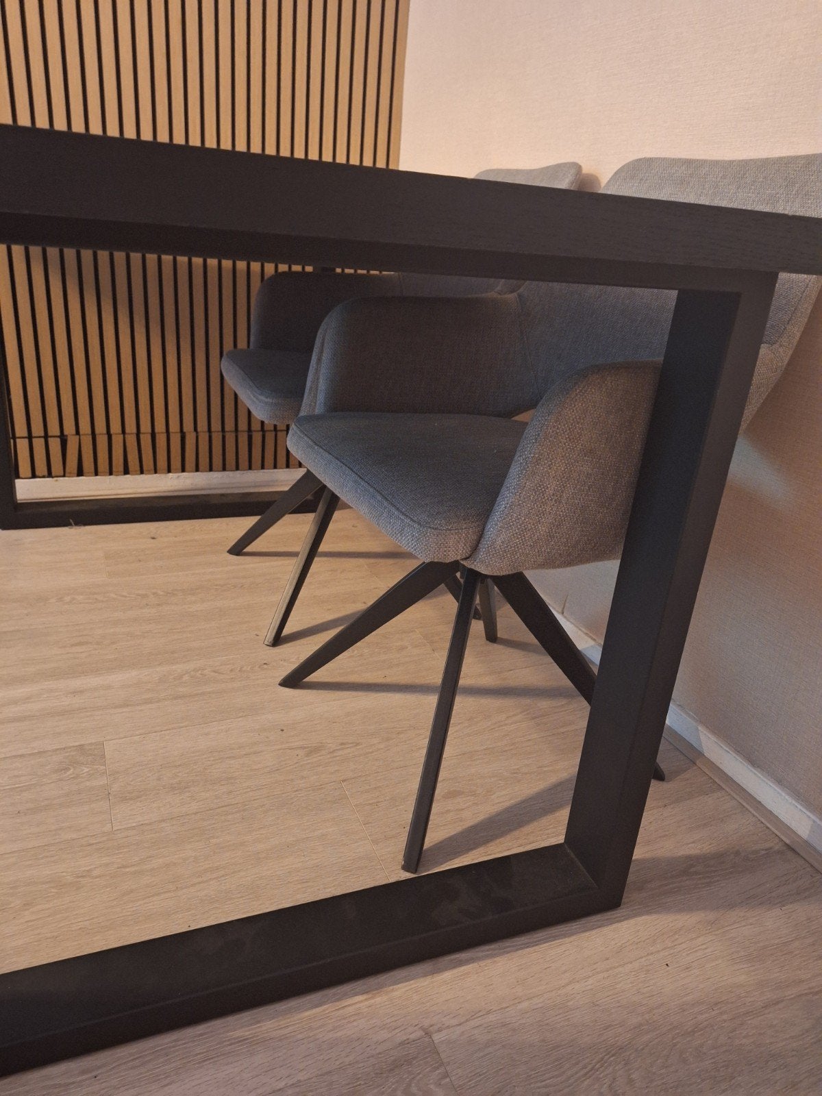 Zwarte visgraat eettafel 160x100x73 met stalen poten, Overige houtsoorten, Gebruikt, 150 tot 200 cm, Vier personen