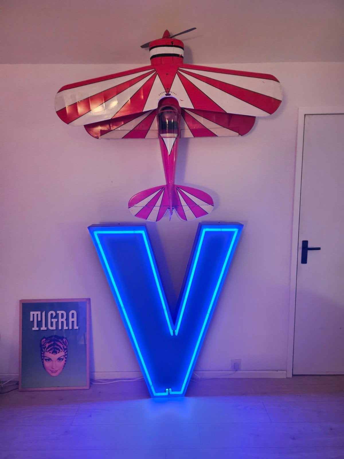 neon vintage doosletter, nieuwe trafo letter V, Eén persoon