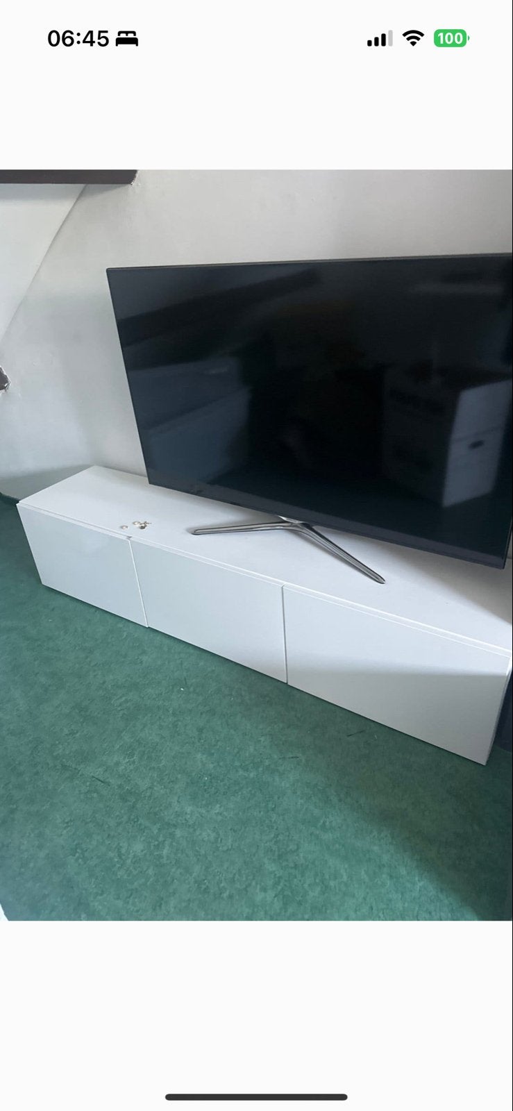 IKEA Besta TV-meubel met hoogglans witte deurtjes, Huis en Inrichting, Kunststof, Gebruikt, 100 tot 150 cm, Ophalen of Verzenden