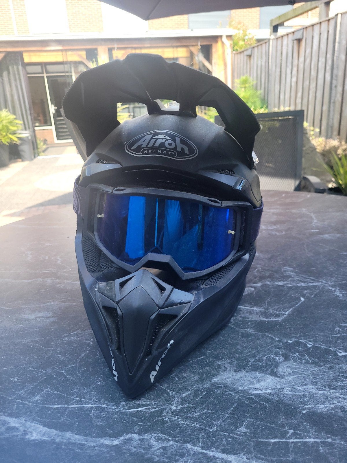 Airoh Offroadhelm met bril - Zo goed als nieuw, Motoren, Ophalen of Verzenden, Tweedehands, Offroadhelm, Overige merken
