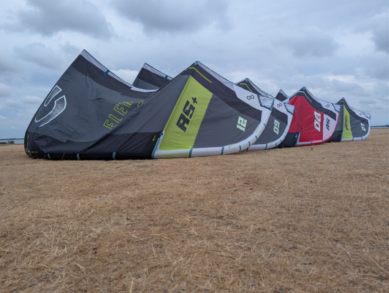 Eleveight kitesurf set RS V10 & RS+ V4 12, 9, 8 & 7m, Watersport en Boten, Ophalen, Geen board, Zo goed als nieuw, Kite