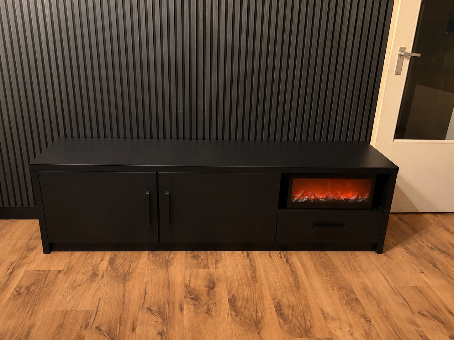 Moderne Zwarte Lage TV-kast met Strak Design en Haardvak, Huis en Inrichting, Ophalen, Gebruikt, 150 tot 200 cm, Minder dan 100 cm