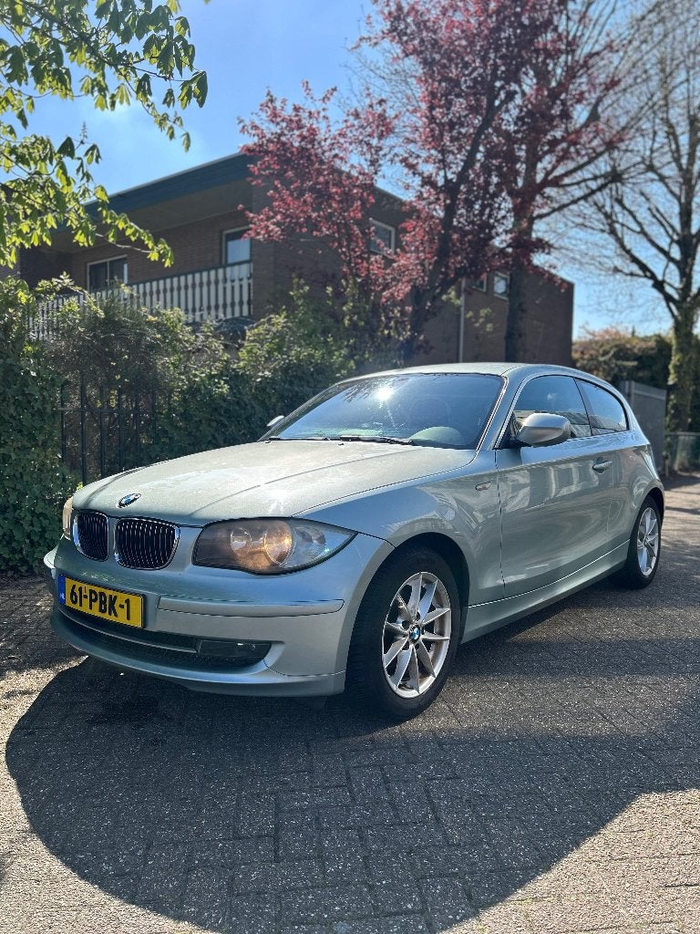 BMW 116i 2.0 122pk Business Sportstoelen Navi Airco 6 bak, Auto's, 1-Serie, Achterwielaandrijving, 1995 cc, Zwart