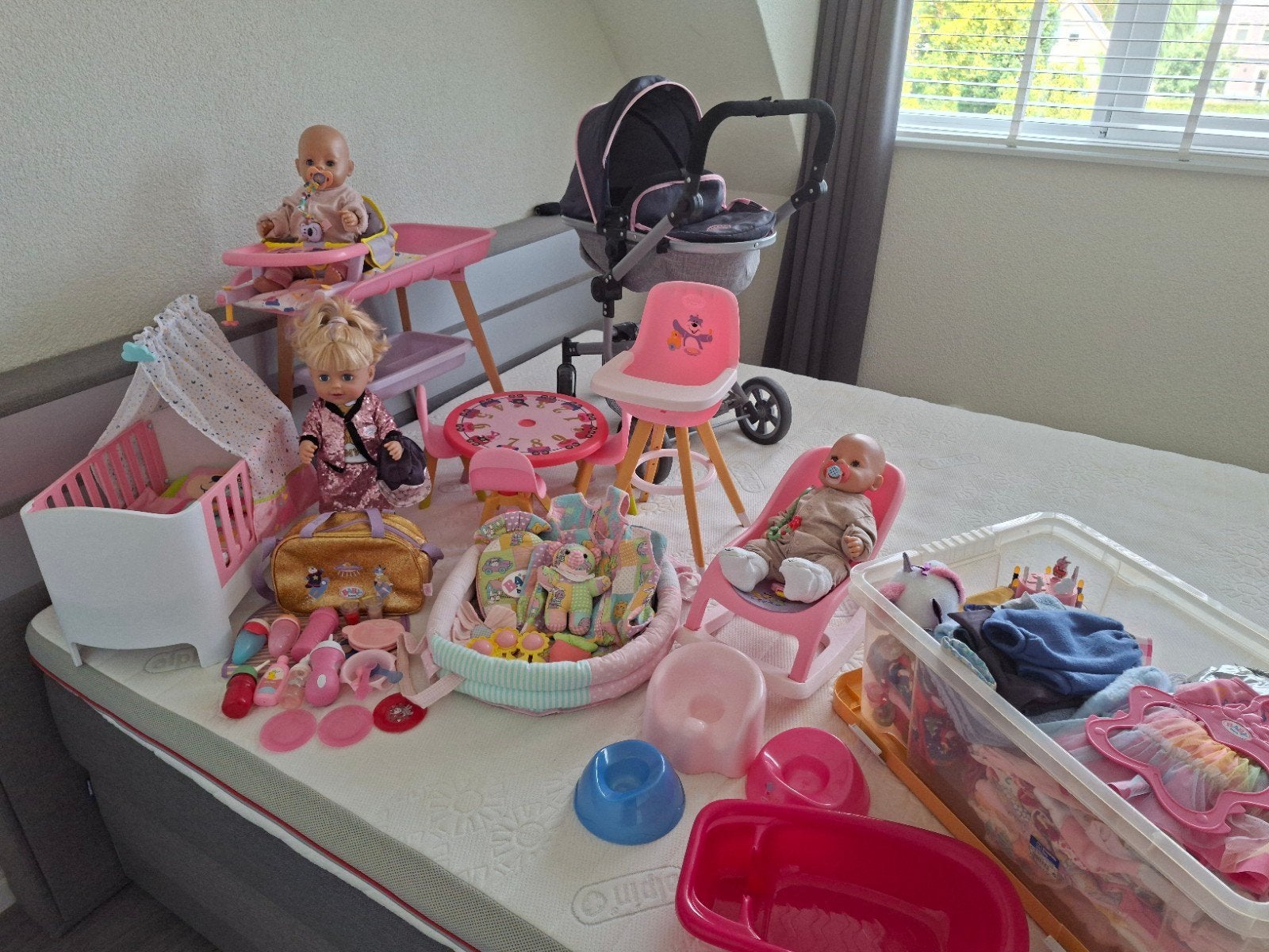 Grote set poppen en accessoires, incl. kinderwagen, Ophalen, Zo goed als nieuw, Babypop