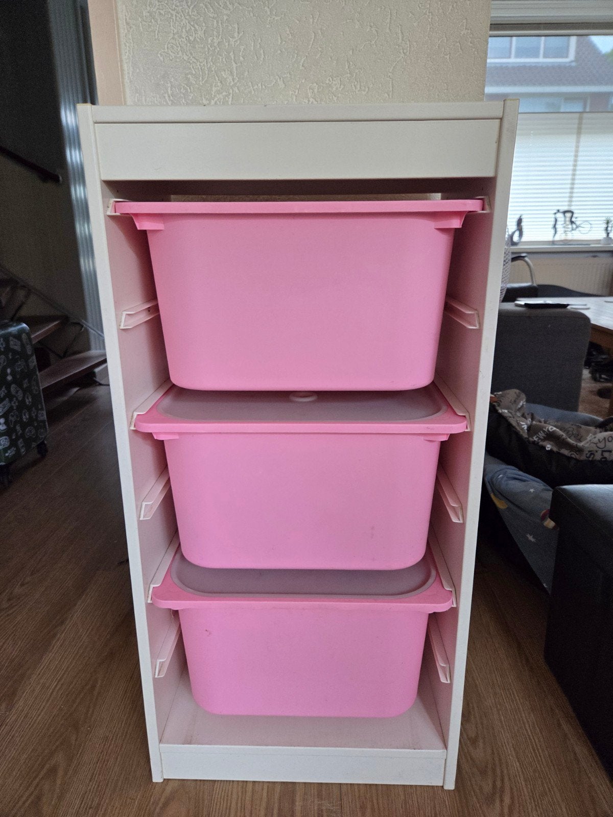 IKEA kast met roze bakken en deksels, Ophalen
