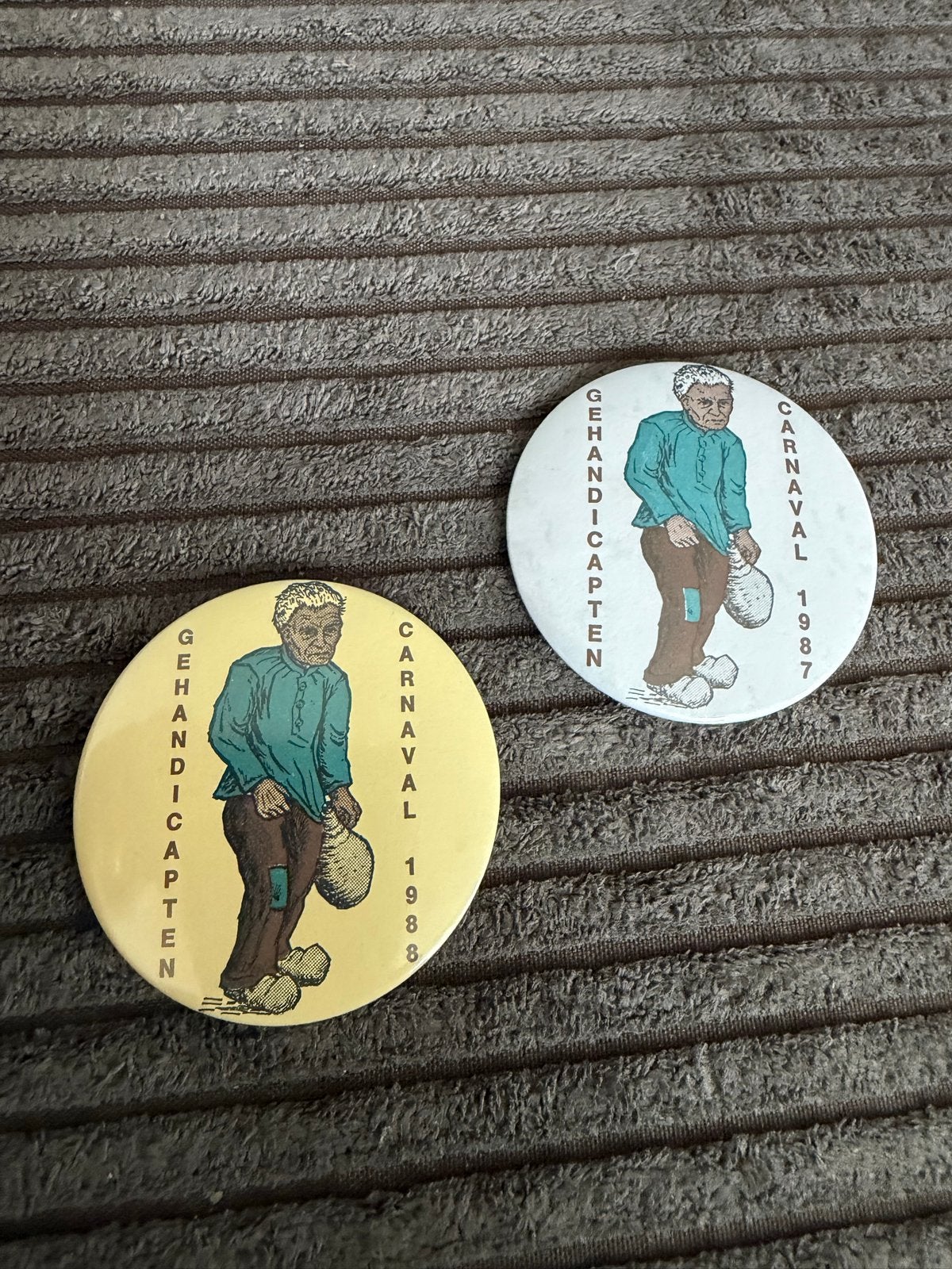 Carnaval Gehandicapten Buttons 1987 & 1988 Kruikenstad, Ophalen of Verzenden, Zo goed als nieuw, Overige onderwerpen, Button