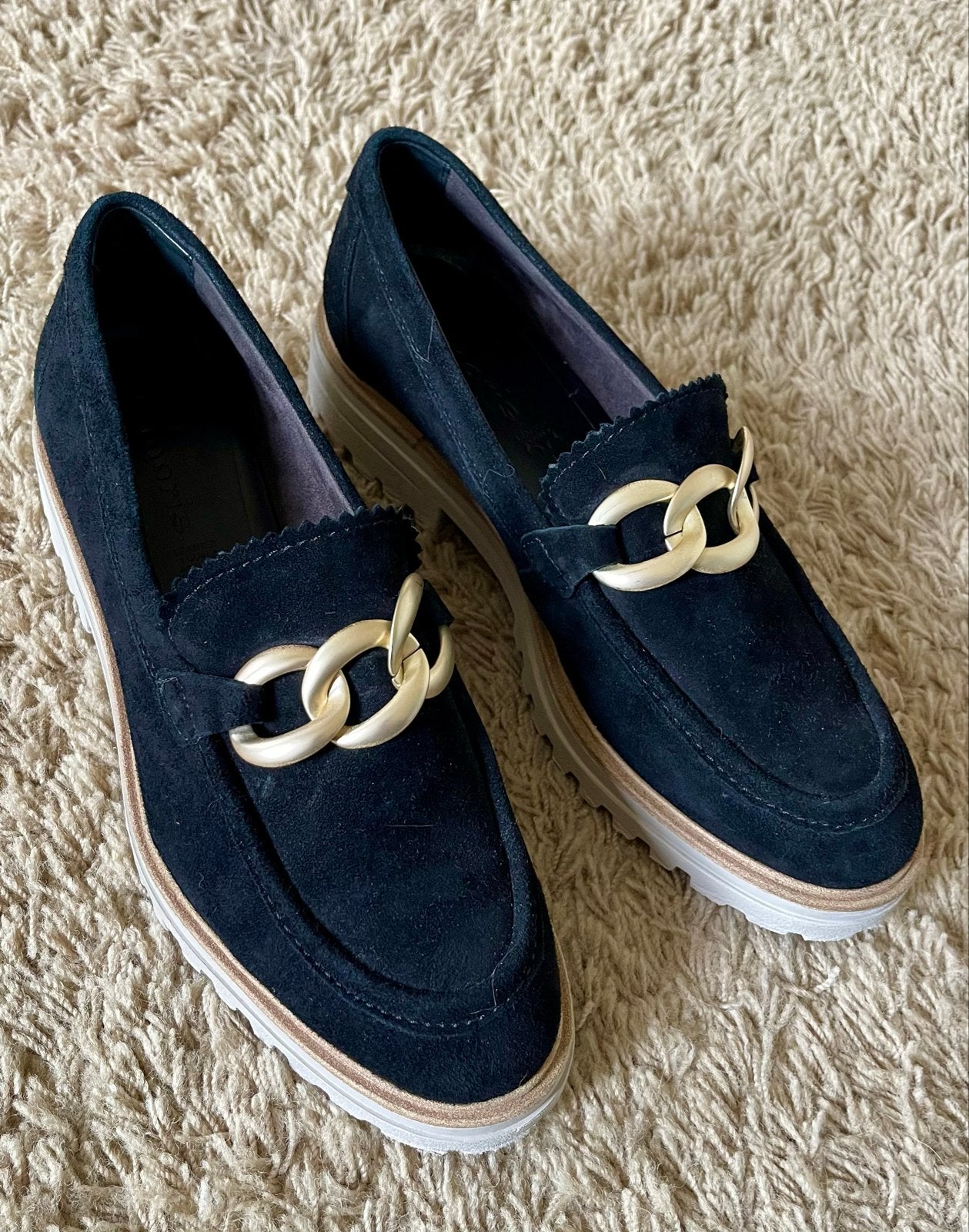 Tamaris zwarte suède loafers met ketting, maat 41, Ophalen of Verzenden, Zo goed als nieuw, Zwart, Instappers