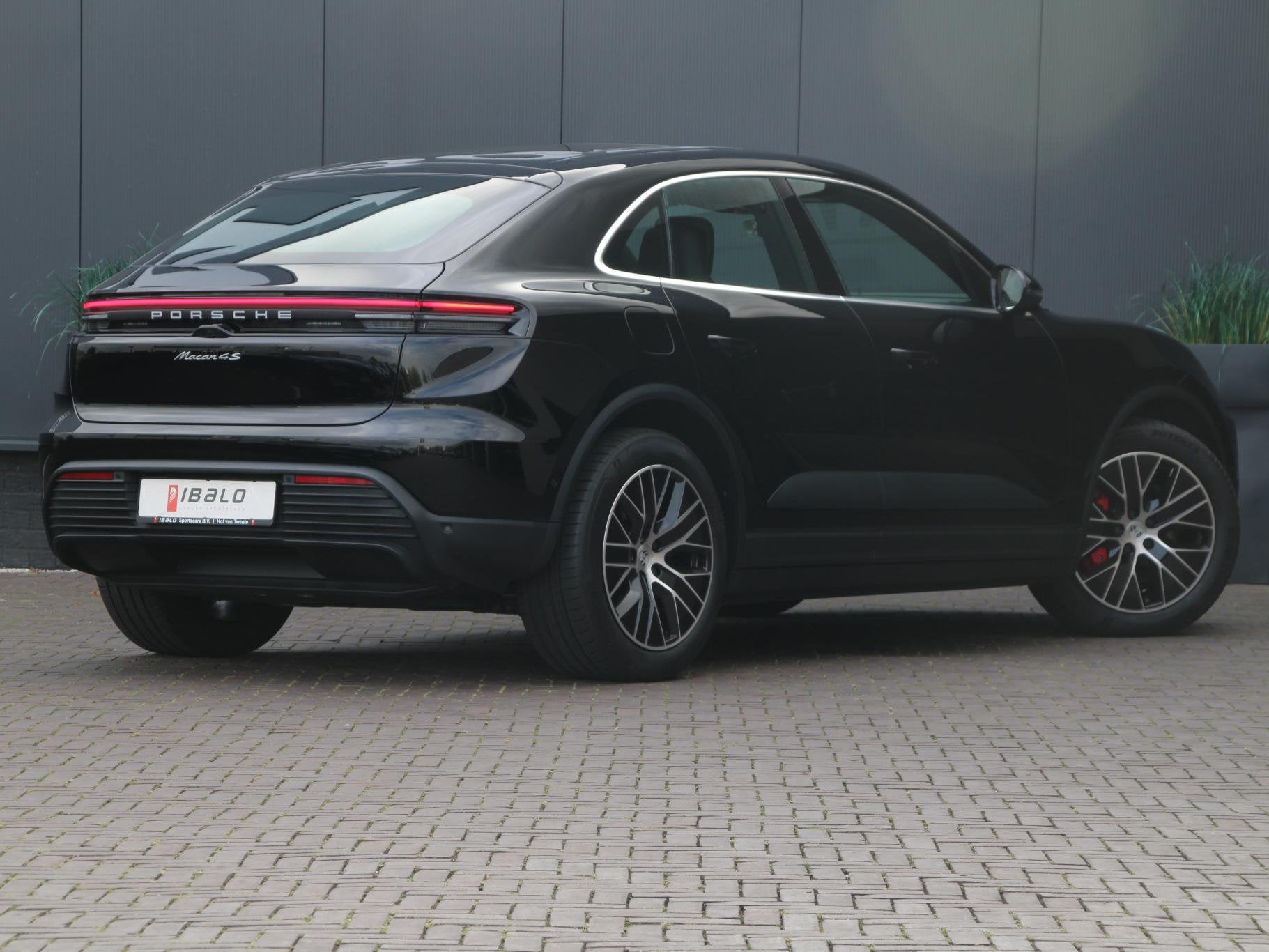 Porsche Macan 4 S 100 kWh | 517pk | BOSE | Pano | Luchtverin, Auto's, Automaat, Gebruikt, 2000 kg, Leder en Stof
