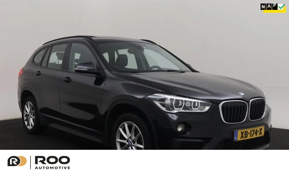 BMW X1 SDrive18i High Executive PANORAMADAK NL AUTO, CRUISE,, Gebruikt, Euro 6, Parkeerassistent, Zwart