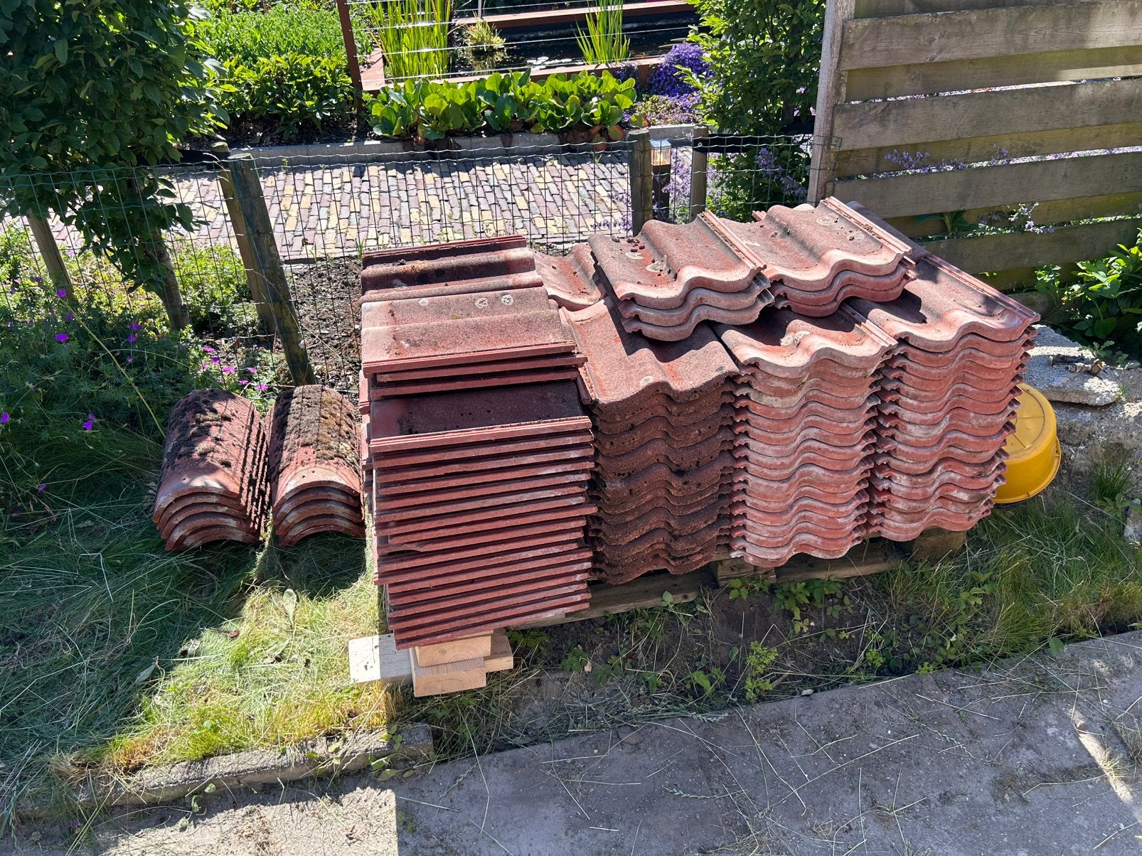 Sneldekkers dakpannen gratis, Doe-het-zelf en Verbouw, Dakpannen en Dakbedekking, Ophalen, Steen of Klei, Zo goed als nieuw, 15 m² of meer