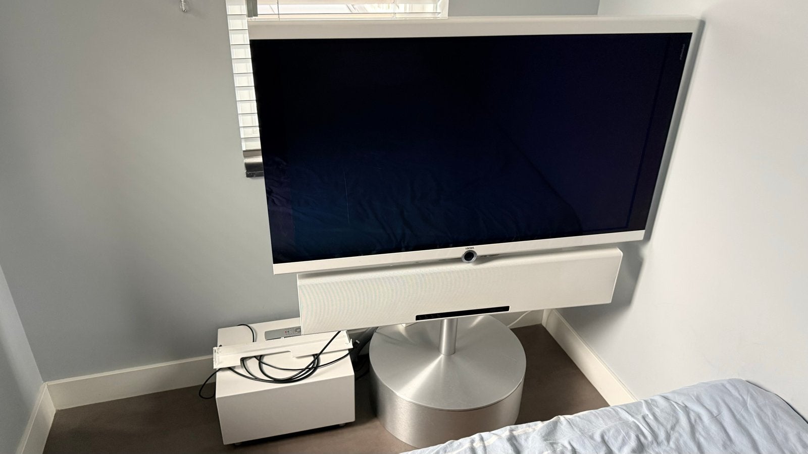 Loewe TV met soundbar en draaibare voet, LED, Zo goed als nieuw, 100 Hz, 100 cm of meer