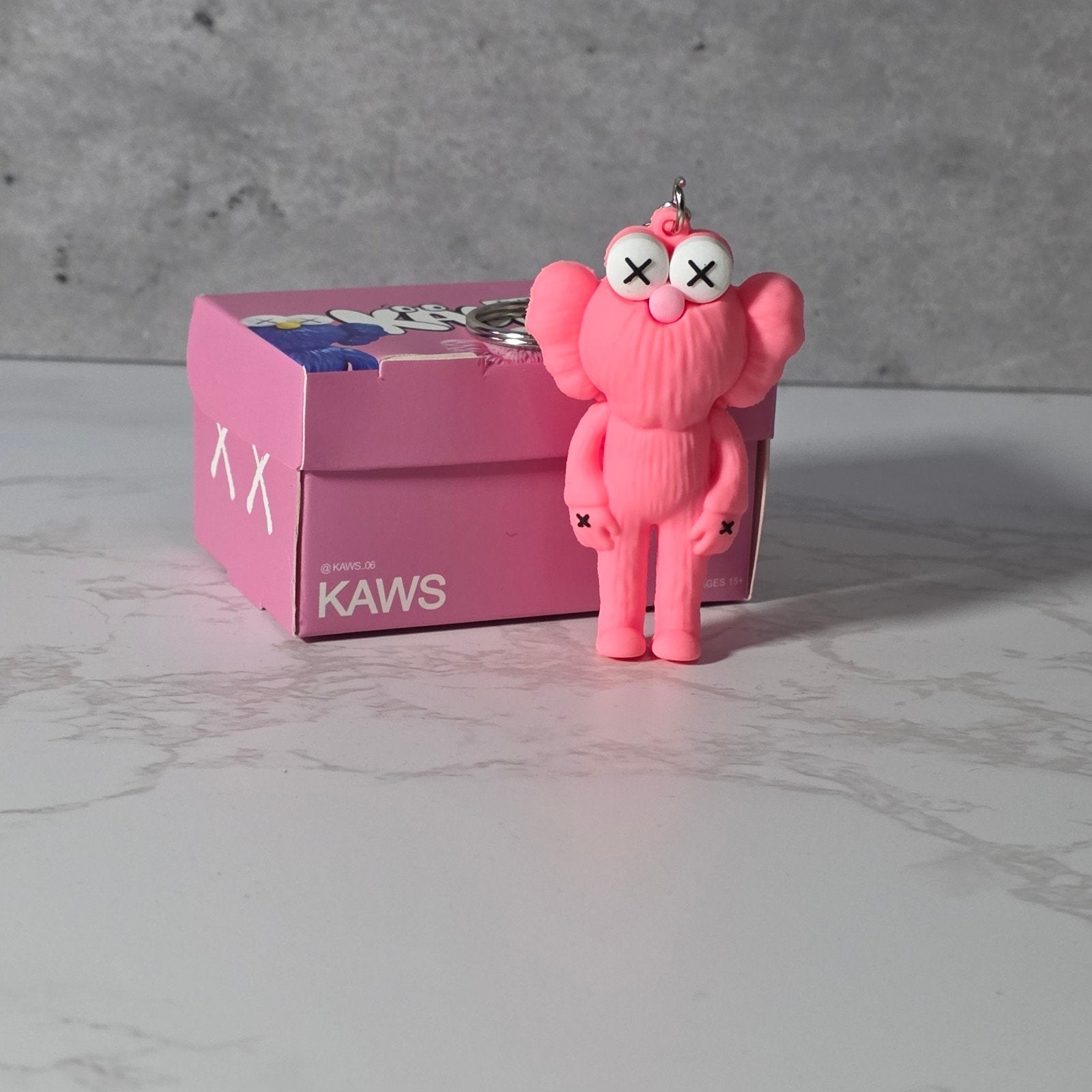 KAWS x Sesame Street Roze Sleutelhanger, Ophalen of Verzenden, Nieuw