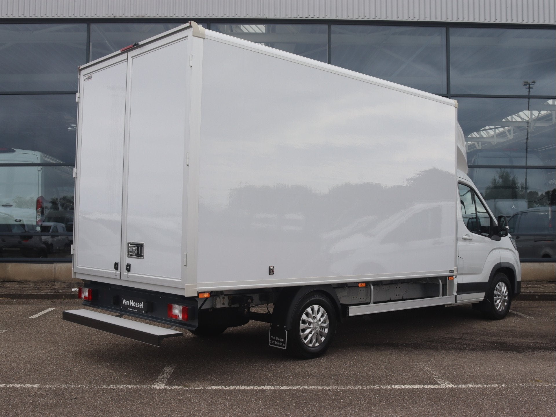 Maxus eDeliver 9 L4 Business DEAL 65 kWh | AIRCO/CAMERA/ADAP, Auto's, Stof, Gebruikt, Zwart, Met garantie (alle)