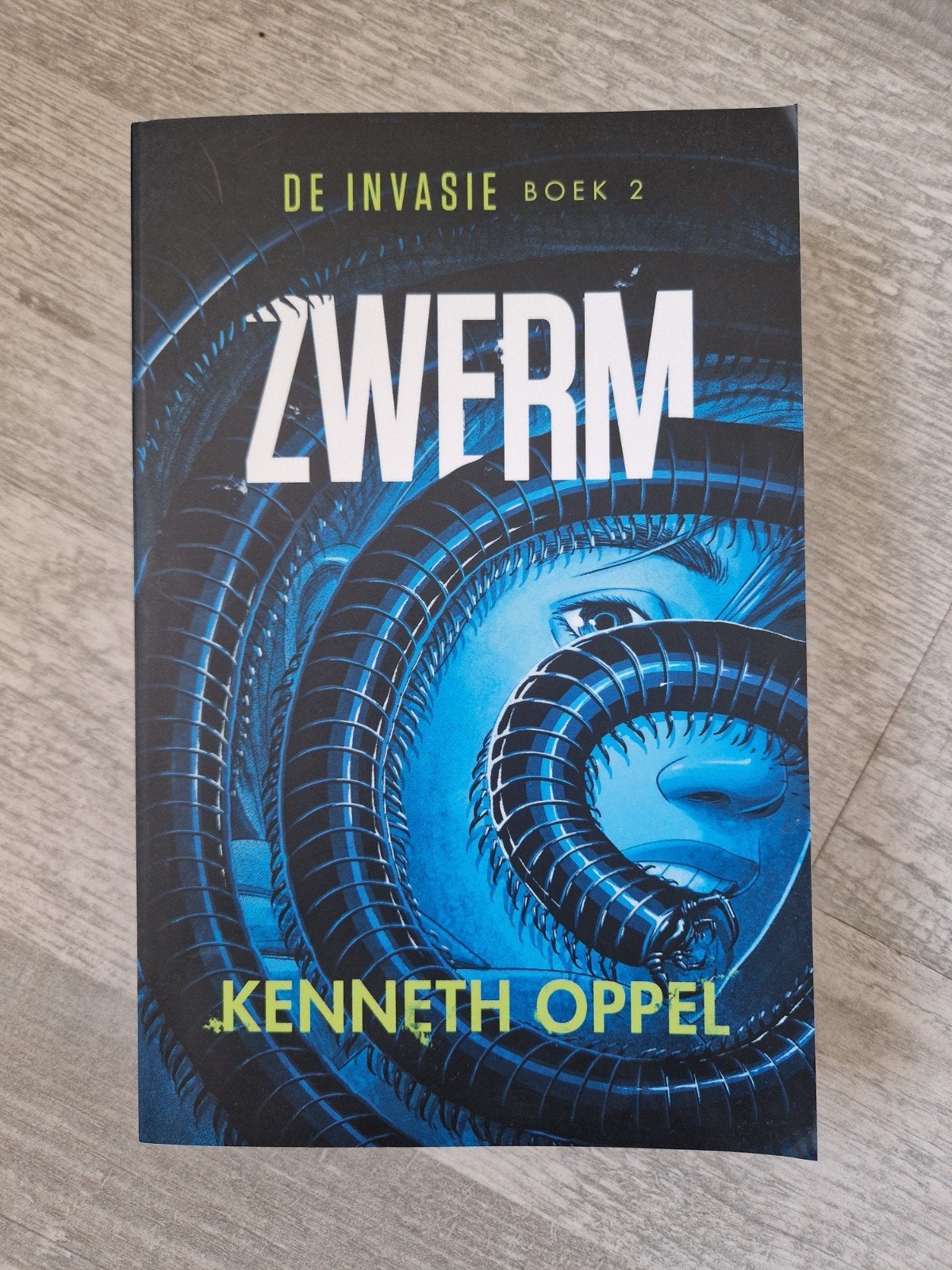 ZWERM - De Invasie Boek 2 - Kenneth Oppel, Boeken, Fantasy, Ophalen of Verzenden