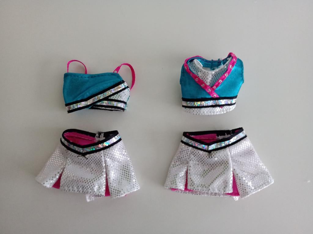 Veel leuke kledingsetjes voor (Barbie) Poppen (17 foto’s), Verzamelen, Poppen, Ophalen of Verzenden, Gebruikt, Kleertjes
