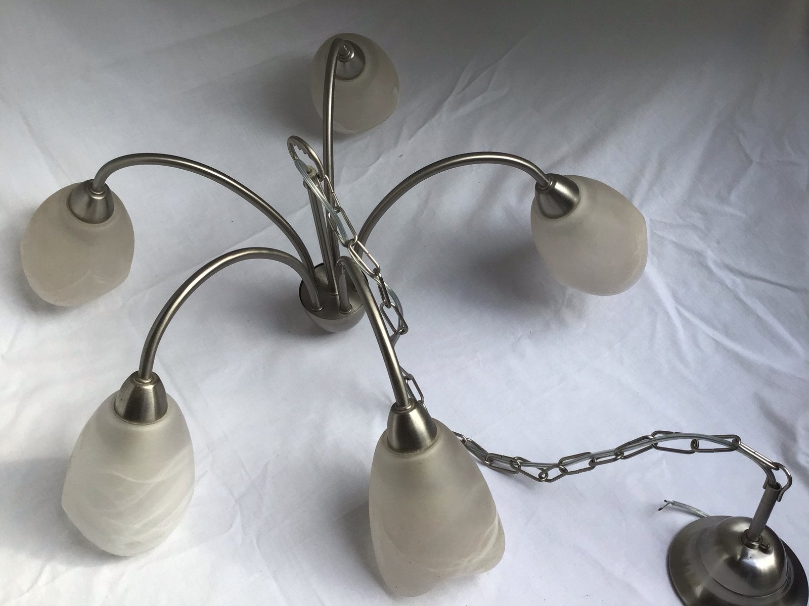 Moderne 5-lichts plafondlamp met melkglas kappen, Ophalen of Verzenden, Gebruikt, Metaal, E14 (klein)
