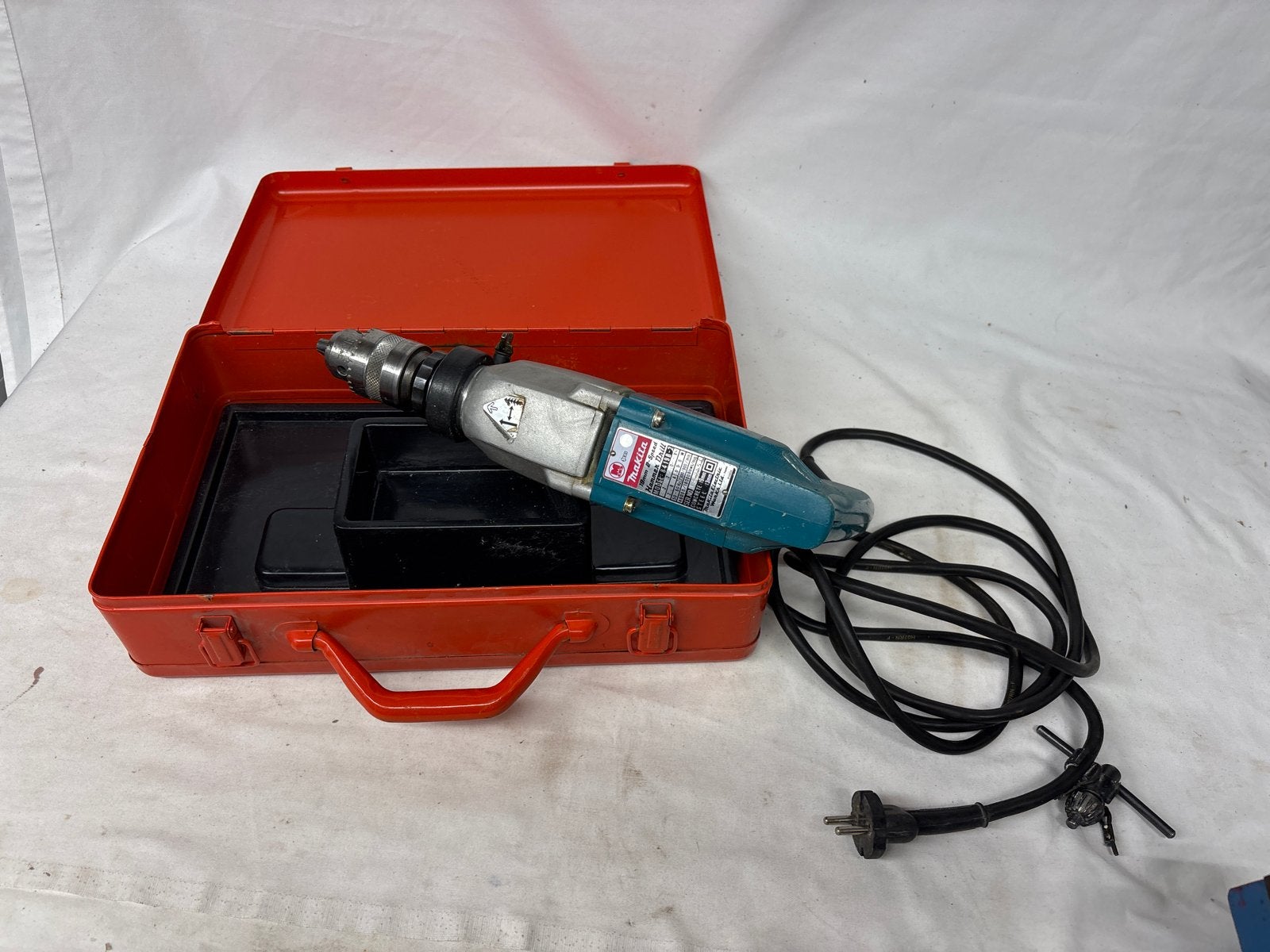 Makita Boormachine in metalen koffer, Ophalen of Verzenden, Zo goed als nieuw, 600 watt of meer, Boormachine