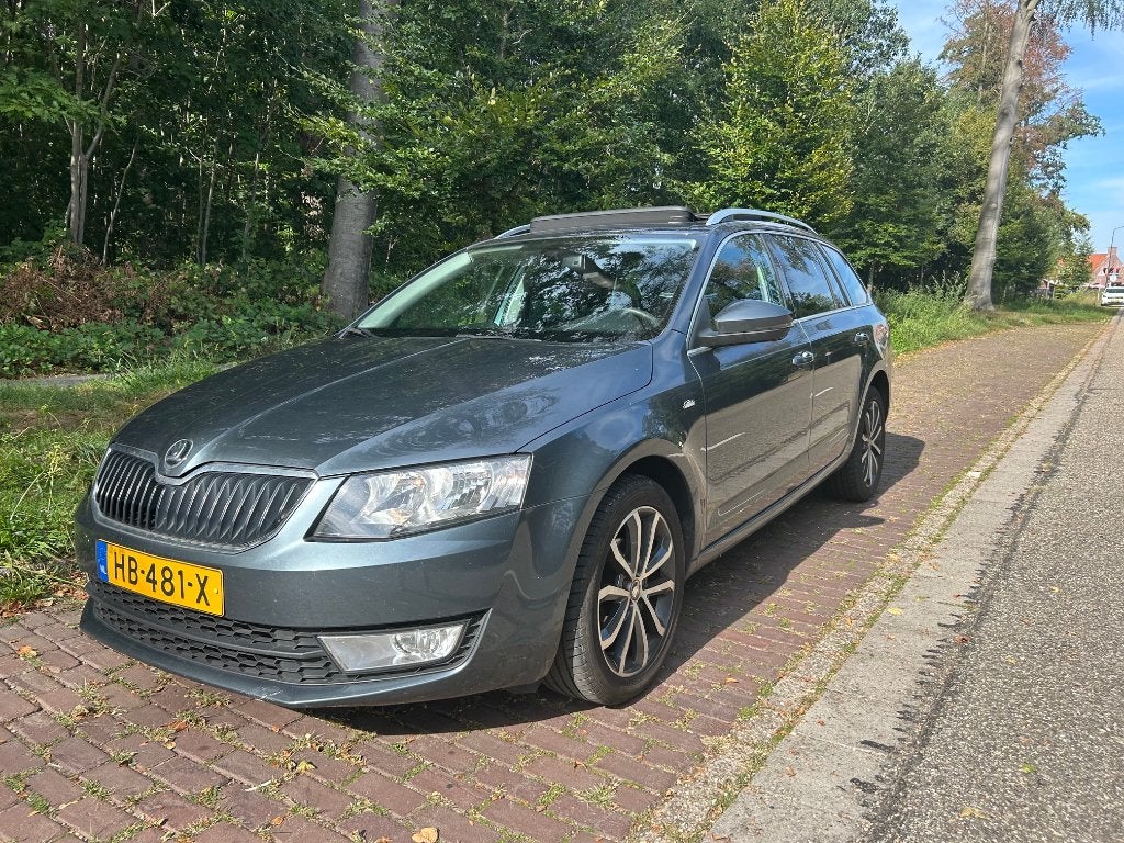 Škoda Octavia 1.6 TDI Business Edition | Pano | Trekhaak, 1227 kg, Stof, 4 cilinders, Origineel Nederlands