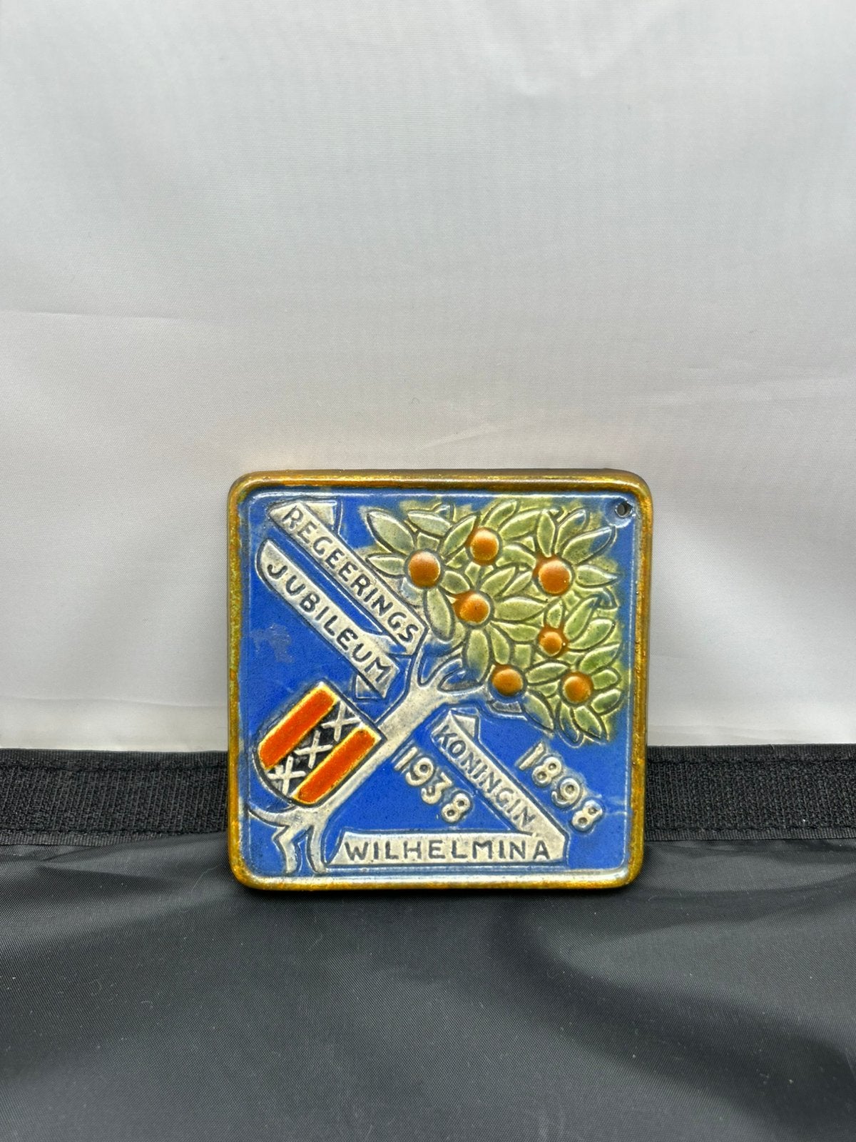 Vintage cloisonné tegel Wilhelmina 1938 – Goedewaagen, Ophalen, Zo goed als nieuw, Nederland, Overige typen