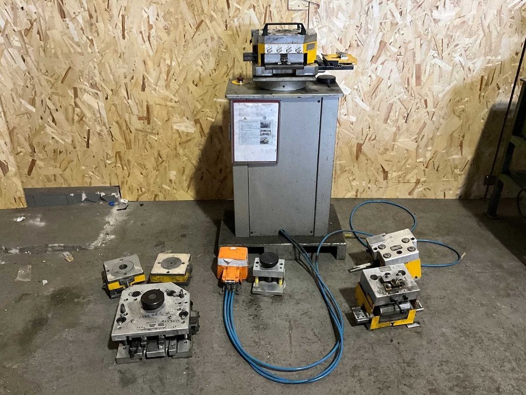 Schüco - 280570 - Hydrauliek pers / stansmachine + stansen, Ophalen, Gebruikt