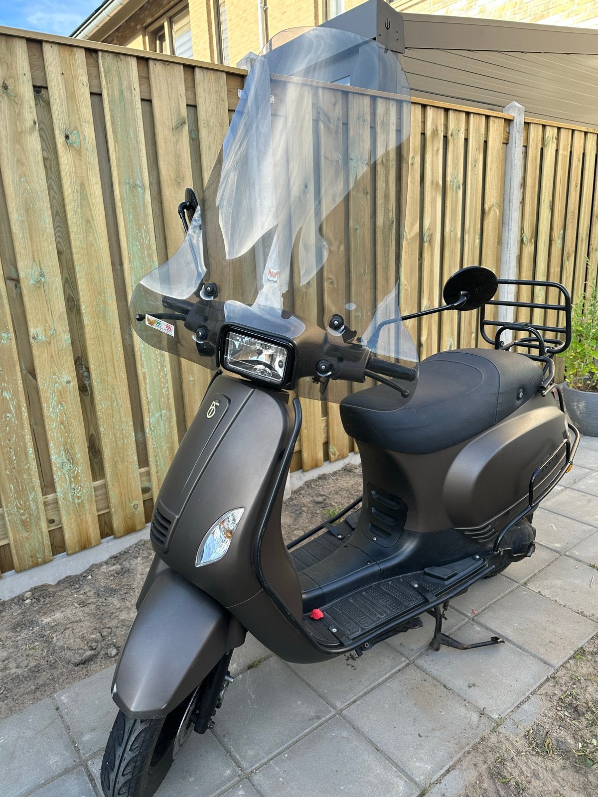 Stijlvolle bruine scooter met windscherm en bagagerek, Ophalen of Verzenden, Gebruikt, Benzine, Overige merken