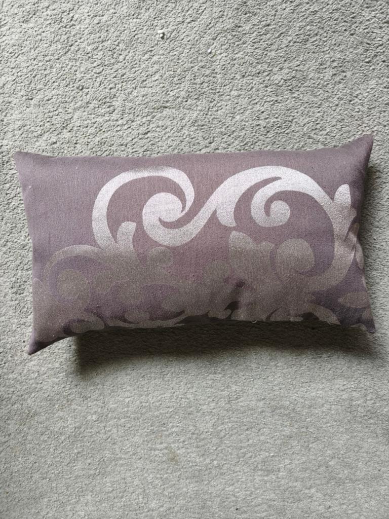 Leuk grijs sierkussen met patroon - 42 x 23 cm, Ophalen of Verzenden, Gebruikt, Grijs, Rechthoekig