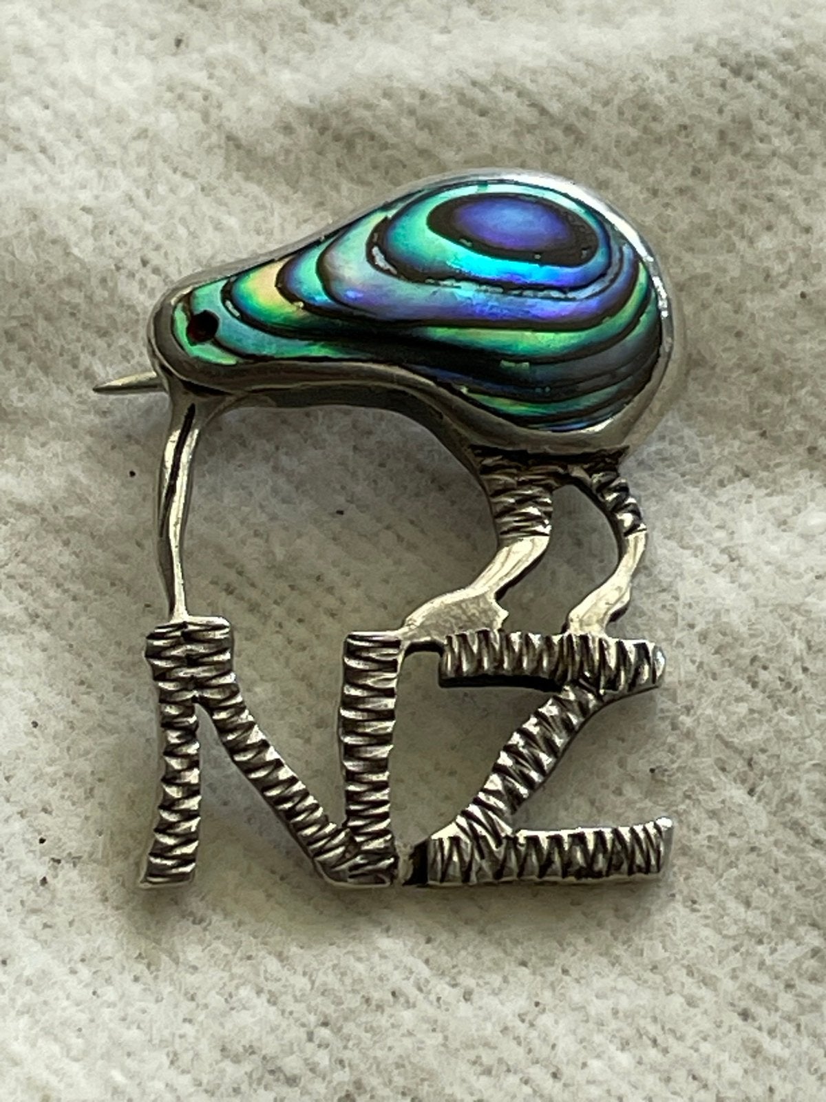 Vintage Zilveren Kiwi Broche met Pauaschelp – NZ (Jaren '50), Ophalen of Verzenden, Zo goed als nieuw, Minder dan 4 cm, Zilver