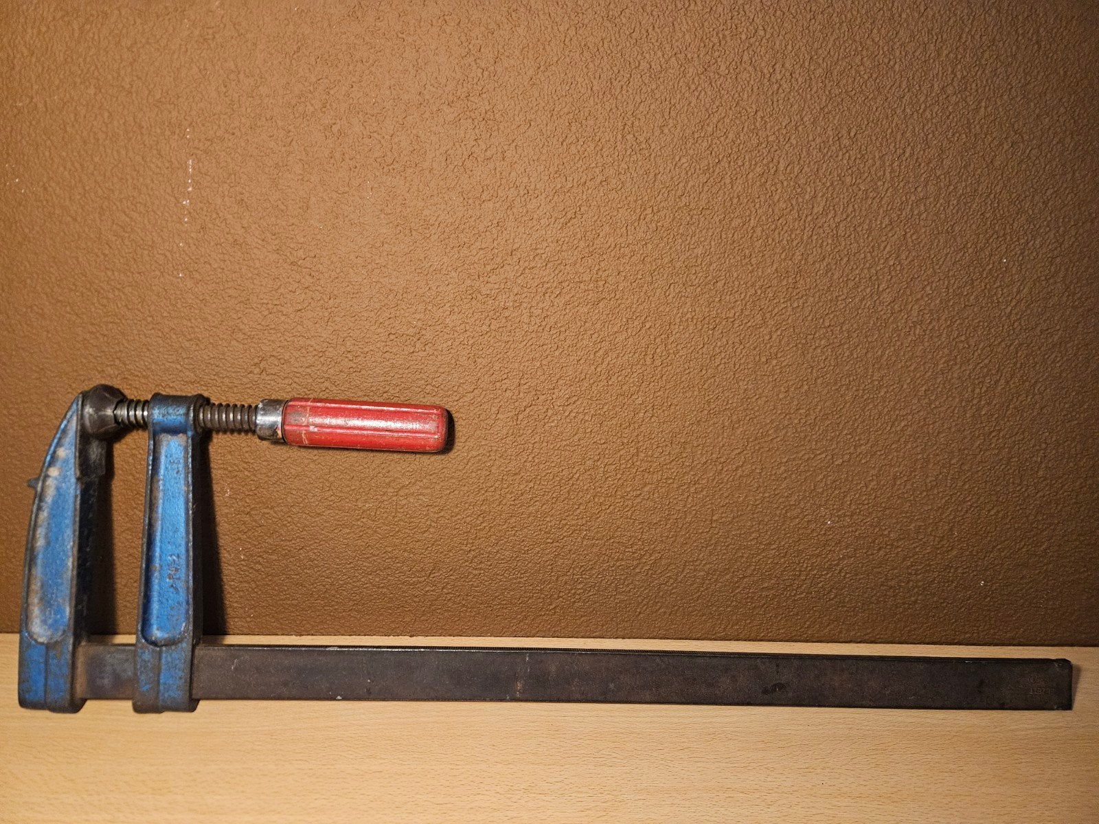 Robuuste lijmklem - circa 70 cm

Tekst samengesteld door mar, Ophalen of Verzenden, Gebruikt