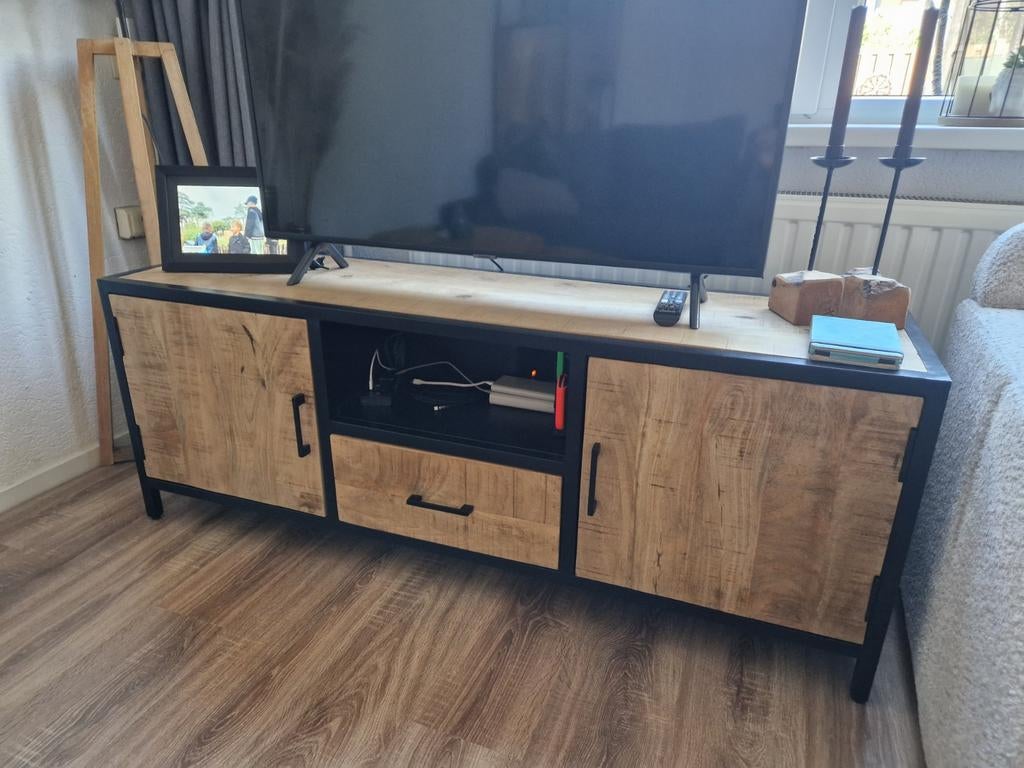 TV-meubel Femke - Industrieel Mango Hout & Metaal, Huis en Inrichting, Kasten | Televisiemeubels, 100 tot 150 cm, Zo goed als nieuw