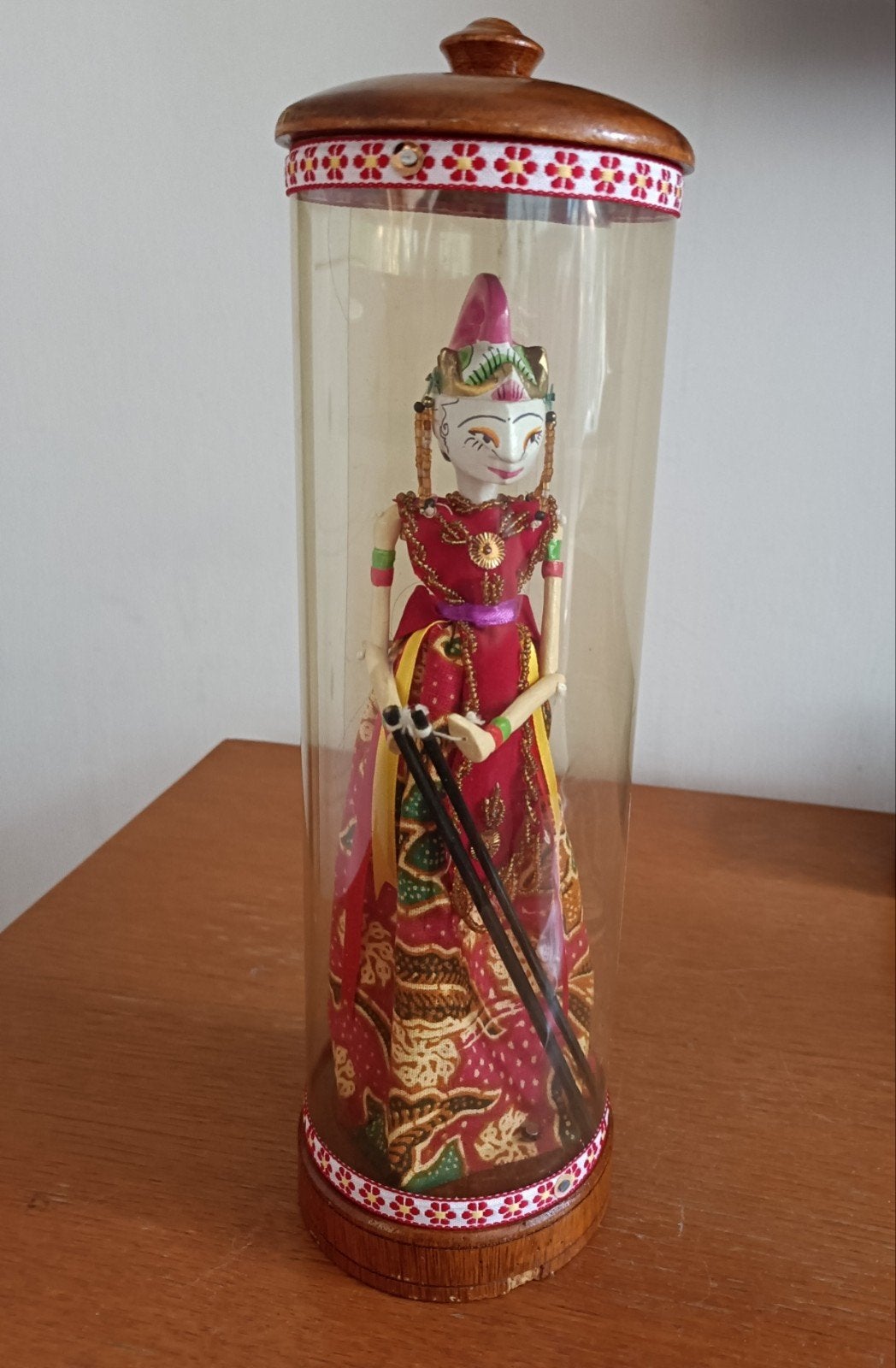 Indonesische Wayang Pop in plastic koker met merk op deksel, Antiek en Kunst, Handgemaakt, Indonesië, Pop, Ophalen
